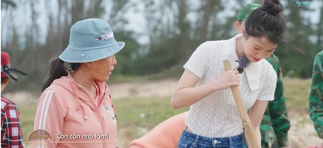 Phương Nhi đang nhặt rác ở biển thì được mai mối, con dâu tỷ phú có màn đối đáp được khen EQ kịch trần- Ảnh 2. Phương Nhi đang nhặt rác ở biển thì được mai mối, con dâu tỷ phú có màn đối đáp được khen EQ kịch trần- Ảnh 2.
