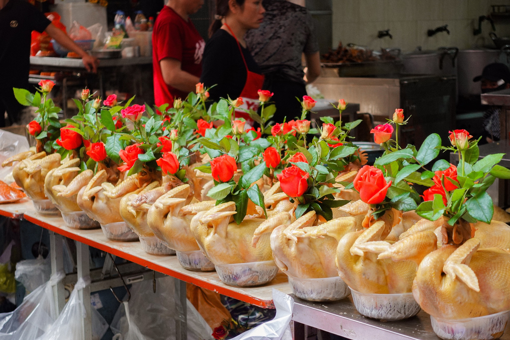 Chợ bán cỗ nấu sẵn nức tiếng Hà thành tấp nập trước thềm ông Công ông Táo, đi 1 vòng là đủ mâm cỗ "xịn" - Ảnh 9. Chợ bán cỗ nấu sẵn nức tiếng Hà thành tấp nập trước thềm ông Công ông Táo, đi 1 vòng là đủ mâm cỗ "xịn" - Ảnh 9.