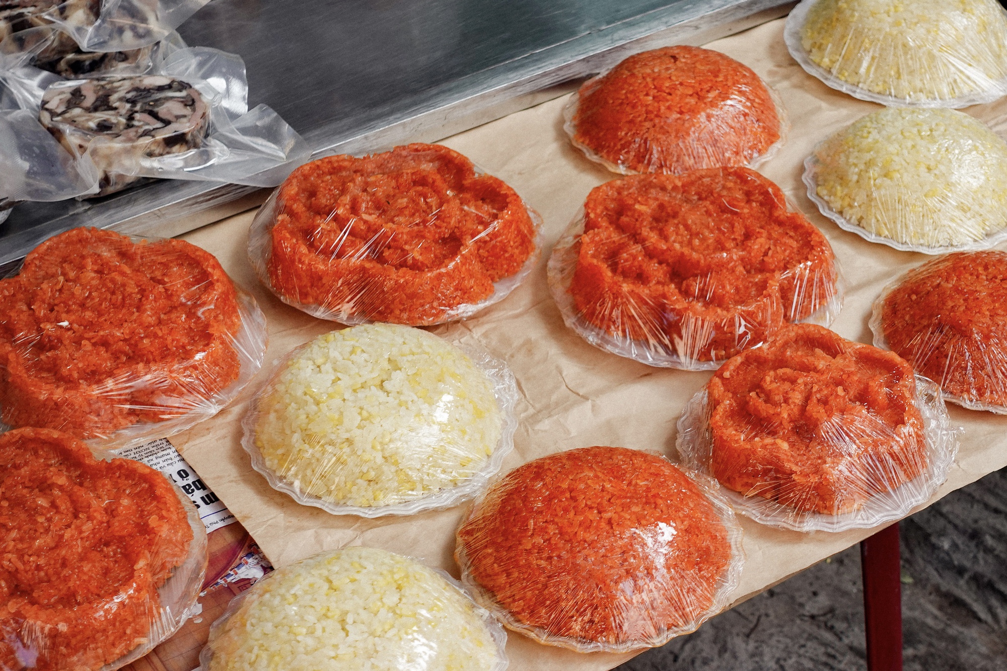 Chợ bán cỗ nấu sẵn nức tiếng Hà thành tấp nập trước thềm ông Công ông Táo, đi 1 vòng là đủ mâm cỗ "xịn" - Ảnh 10. Chợ bán cỗ nấu sẵn nức tiếng Hà thành tấp nập trước thềm ông Công ông Táo, đi 1 vòng là đủ mâm cỗ "xịn" - Ảnh 10.