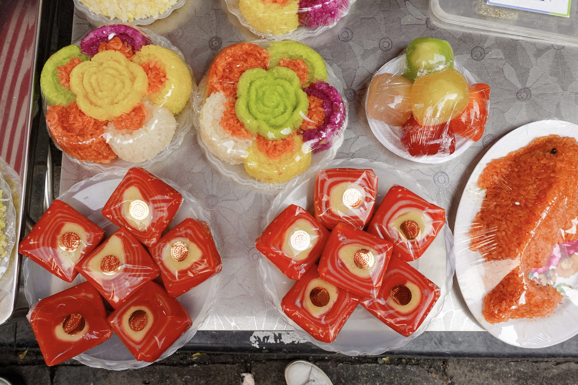 Chợ bán cỗ nấu sẵn nức tiếng Hà thành tấp nập trước thềm ông Công ông Táo, đi 1 vòng là đủ mâm cỗ "xịn" - Ảnh 12. Chợ bán cỗ nấu sẵn nức tiếng Hà thành tấp nập trước thềm ông Công ông Táo, đi 1 vòng là đủ mâm cỗ "xịn" - Ảnh 12.