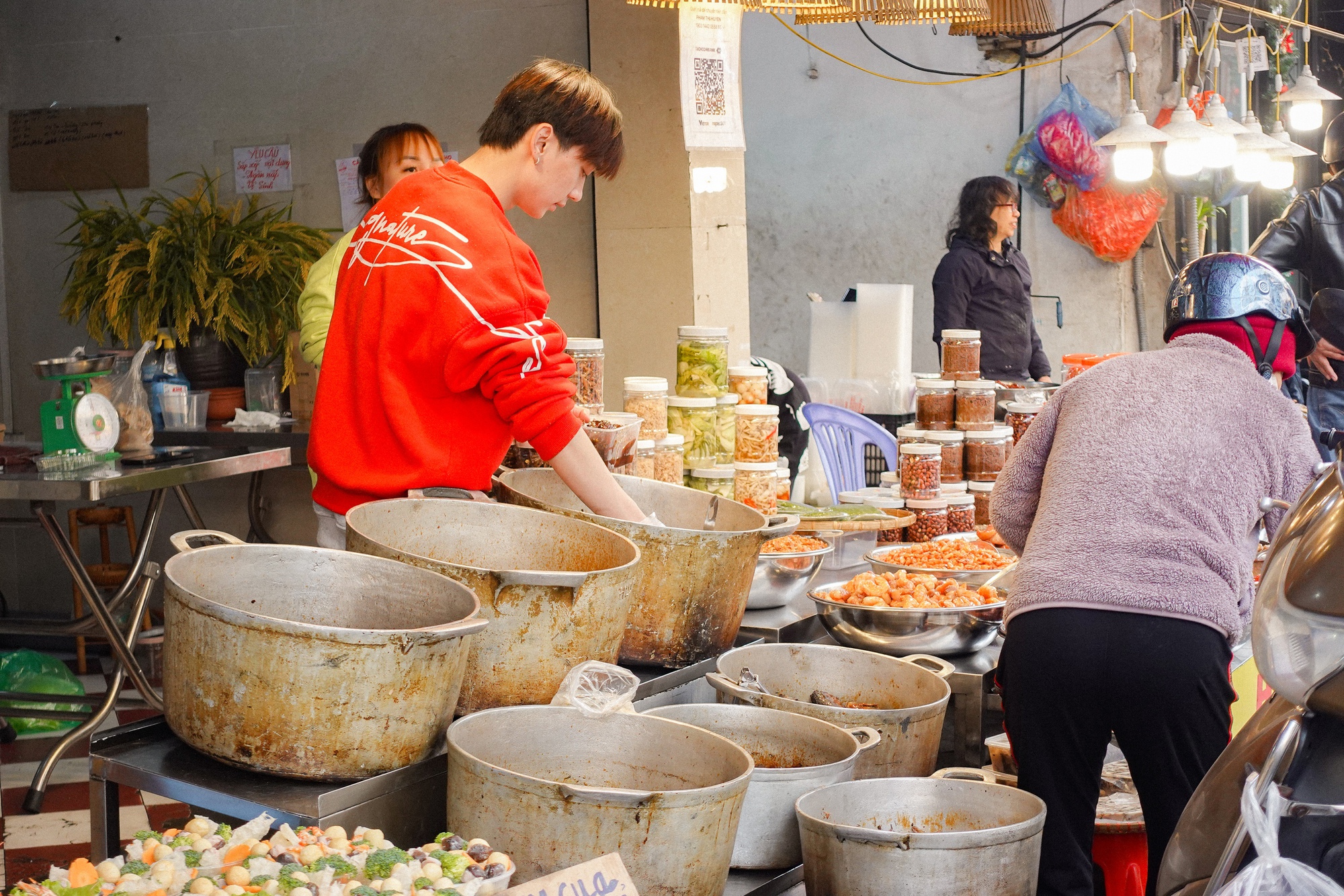 Chợ bán cỗ nấu sẵn nức tiếng Hà thành tấp nập trước thềm ông Công ông Táo, đi 1 vòng là đủ mâm cỗ "xịn" - Ảnh 5. Chợ bán cỗ nấu sẵn nức tiếng Hà thành tấp nập trước thềm ông Công ông Táo, đi 1 vòng là đủ mâm cỗ "xịn" - Ảnh 5.