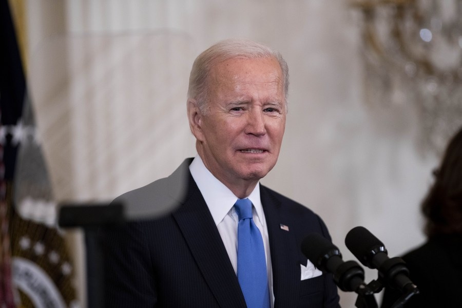 &Ocirc;ng Joe Biden g&acirc;y bất ngờ v&agrave;i ph&uacute;t trước khi &ocirc;ng Donald Trump v&agrave;o Điện Capitol - Ảnh 1.