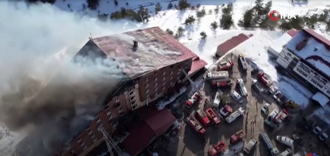 Cháy khách sạn thảm khốc ở Thổ Nhĩ Kỳ, 66 người chết, nhiều người nhảy từ tầng cao - Ảnh 1. Cháy khách sạn thảm khốc ở Thổ Nhĩ Kỳ, 66 người chết, nhiều người nhảy từ tầng cao - Ảnh 1.