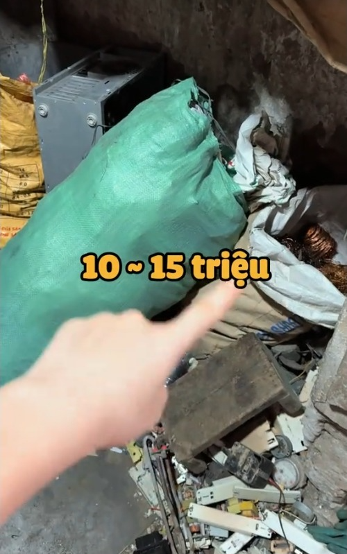 Gia đình 3 đời làm nghề "đổi rác thành tiền" giữa trung tâm Hà Nội, kiếm 50-100 triệu mỗi tháng - Ảnh 10. Gia đình 3 đời làm nghề "đổi rác thành tiền" giữa trung tâm Hà Nội, kiếm 50-100 triệu mỗi tháng - Ảnh 10.