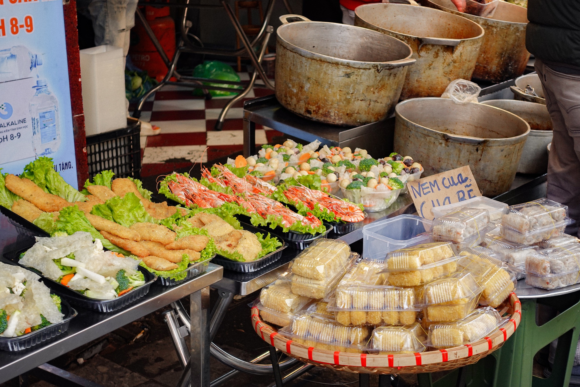 Chợ bán cỗ nấu sẵn nức tiếng Hà thành tấp nập trước thềm ông Công ông Táo, đi 1 vòng là đủ mâm cỗ "xịn" - Ảnh 16. Chợ bán cỗ nấu sẵn nức tiếng Hà thành tấp nập trước thềm ông Công ông Táo, đi 1 vòng là đủ mâm cỗ "xịn" - Ảnh 16.