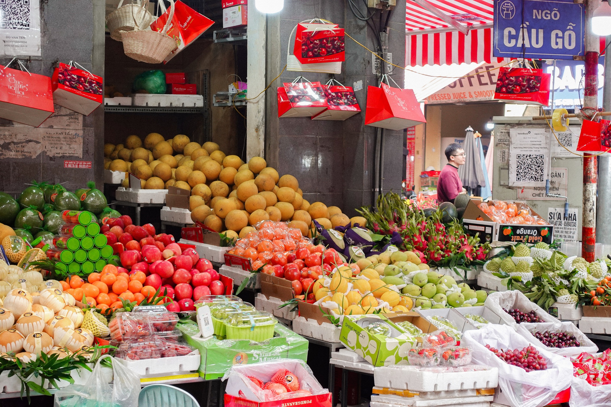 Chợ bán cỗ nấu sẵn nức tiếng Hà thành tấp nập trước thềm ông Công ông Táo, đi 1 vòng là đủ mâm cỗ "xịn" - Ảnh 17. Chợ bán cỗ nấu sẵn nức tiếng Hà thành tấp nập trước thềm ông Công ông Táo, đi 1 vòng là đủ mâm cỗ "xịn" - Ảnh 17.