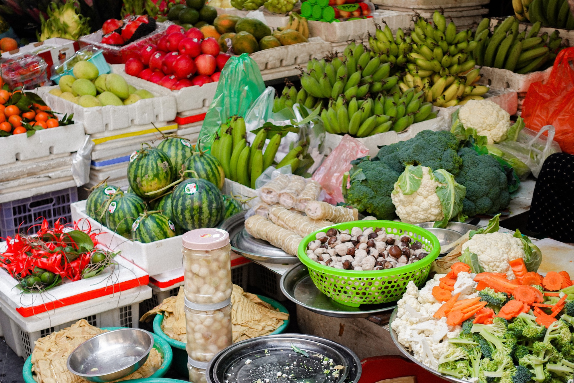 Chợ bán cỗ nấu sẵn nức tiếng Hà thành tấp nập trước thềm ông Công ông Táo, đi 1 vòng là đủ mâm cỗ "xịn" - Ảnh 18. Chợ bán cỗ nấu sẵn nức tiếng Hà thành tấp nập trước thềm ông Công ông Táo, đi 1 vòng là đủ mâm cỗ "xịn" - Ảnh 18.