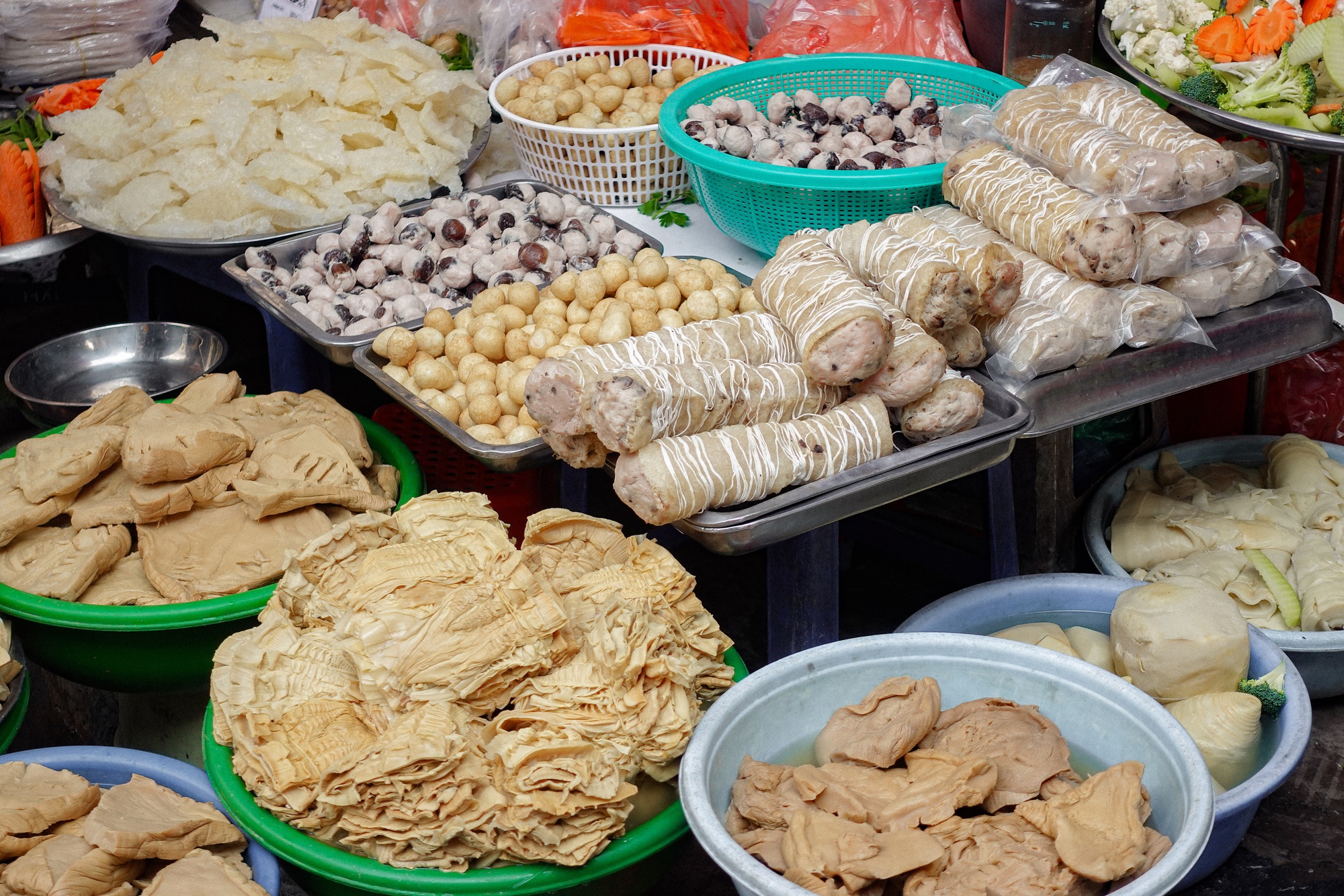 Chợ bán cỗ nấu sẵn nức tiếng Hà thành tấp nập trước thềm ông Công ông Táo, đi 1 vòng là đủ mâm cỗ "xịn" - Ảnh 19. Chợ bán cỗ nấu sẵn nức tiếng Hà thành tấp nập trước thềm ông Công ông Táo, đi 1 vòng là đủ mâm cỗ "xịn" - Ảnh 19.