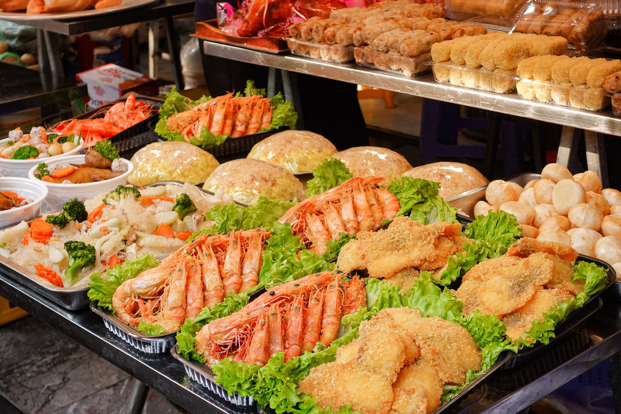 Chợ bán cỗ nấu sẵn nức tiếng Hà thành tấp nập trước thềm ông Công ông Táo, đi 1 vòng là đủ mâm cỗ "xịn" - Ảnh 20. Chợ bán cỗ nấu sẵn nức tiếng Hà thành tấp nập trước thềm ông Công ông Táo, đi 1 vòng là đủ mâm cỗ "xịn" - Ảnh 20.