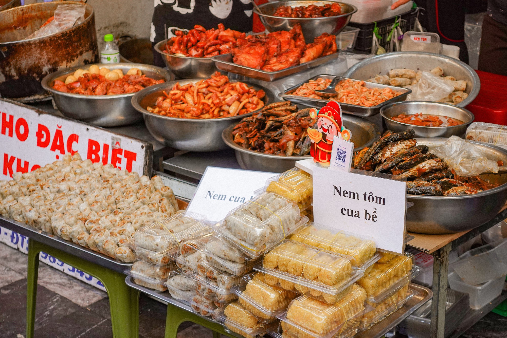 Chợ bán cỗ nấu sẵn nức tiếng Hà thành tấp nập trước thềm ông Công ông Táo, đi 1 vòng là đủ mâm cỗ "xịn" - Ảnh 21. Chợ bán cỗ nấu sẵn nức tiếng Hà thành tấp nập trước thềm ông Công ông Táo, đi 1 vòng là đủ mâm cỗ "xịn" - Ảnh 21.