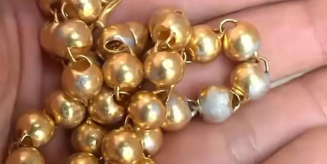 Người đ&agrave;n &ocirc;ng mua v&ograve;ng v&agrave;ng 98 triệu đồng, về nh&agrave; ph&aacute;t hiện b&ecirc;n trong l&agrave; bạc: Chủ tiệm khẳng định kh&ocirc;ng b&aacute;n h&agrave;ng giả- Ảnh 1.