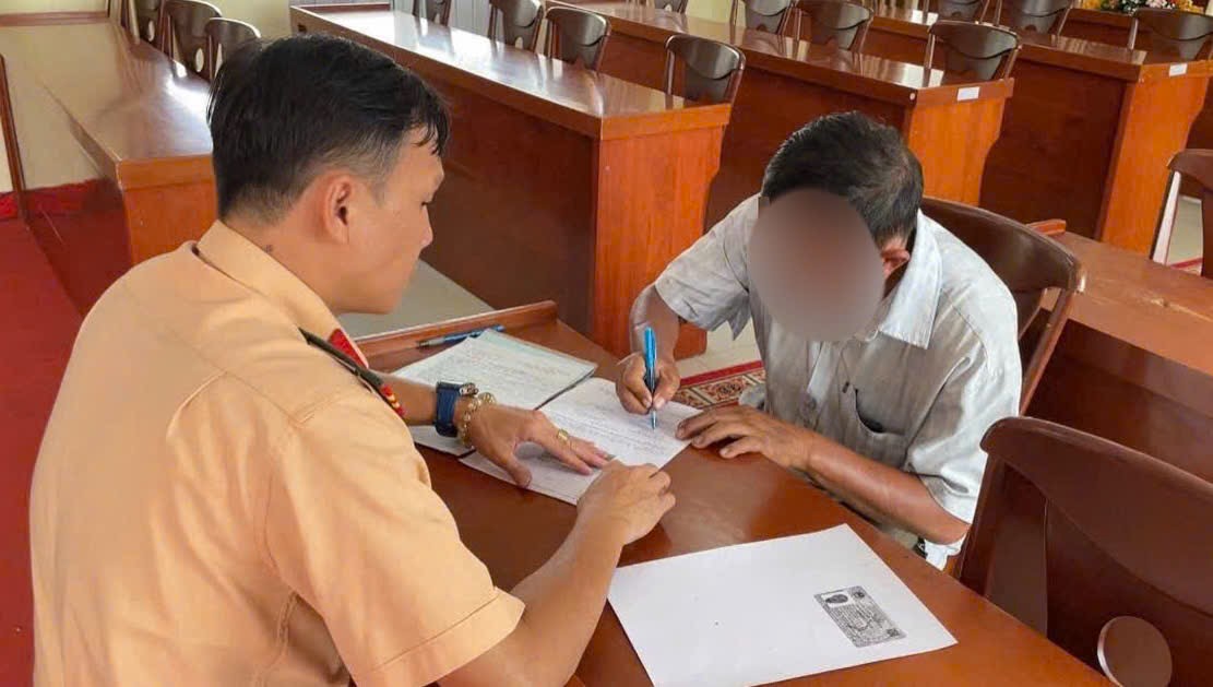 Người đàn ông mặc áo xe ôm công nghệ tự ý chỉnh đèn giao thông Thủ Đức bị phạt 4 triệu - Ảnh 1.