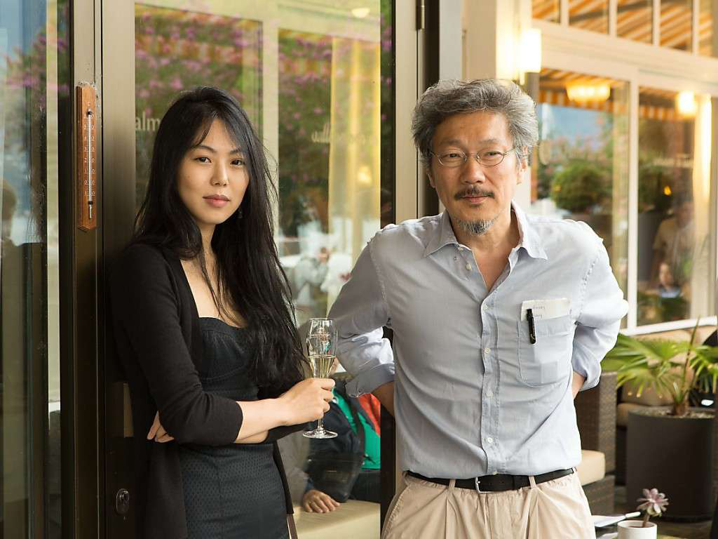 Đạo diễn U70 Hong Sang Soo g&acirc;y phẫn nộ tại h&ocirc;n lễ con g&aacute;i - Ảnh 1.
