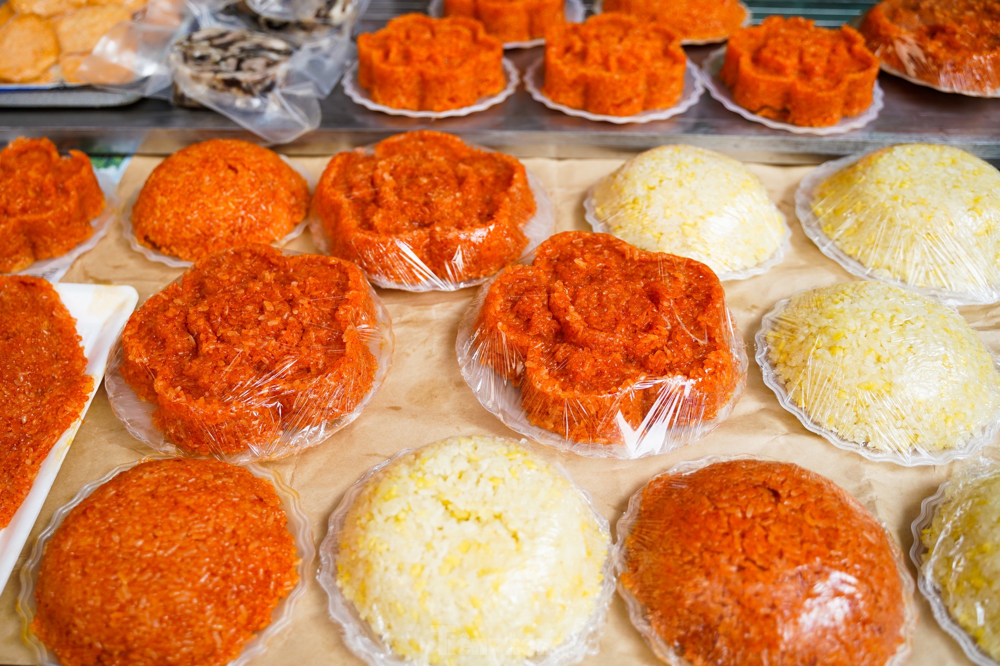 Tết ông Công ông Táo: Đồ cúng chế biến phong phú, gà ngậm hoa hồng giá 500.000đ/con - Ảnh 9.