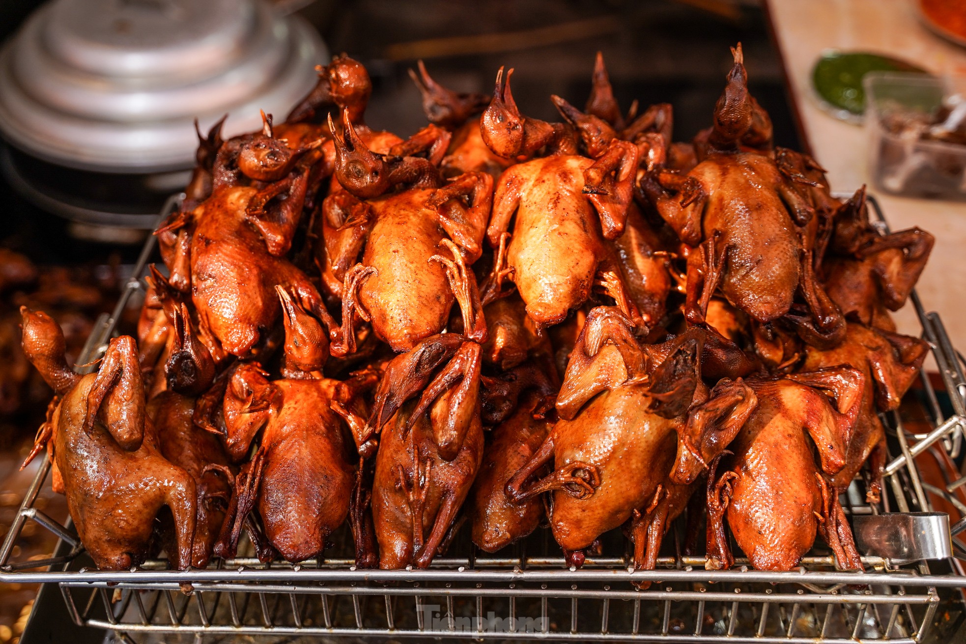 Tết ông Công ông Táo: Đồ cúng chế biến phong phú, gà ngậm hoa hồng giá 500.000đ/con - Ảnh 11.