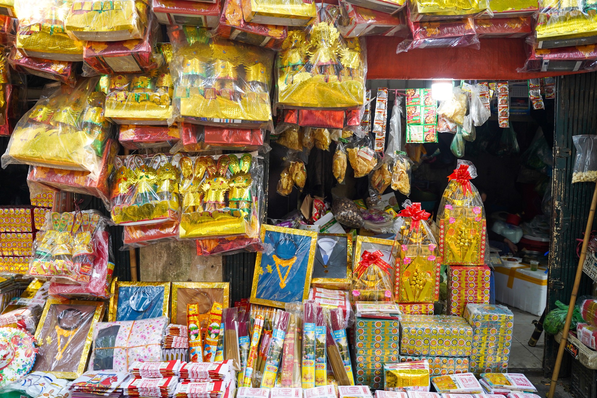 Tết ông Công ông Táo: Đồ cúng chế biến phong phú, gà ngậm hoa hồng giá 500.000đ/con - Ảnh 4.