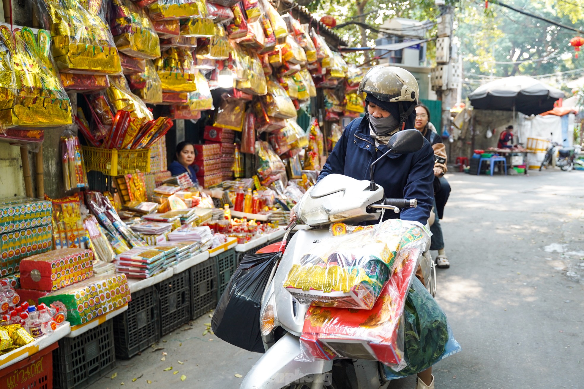 Tết ông Công ông Táo: Đồ cúng chế biến phong phú, gà ngậm hoa hồng giá 500.000đ/con - Ảnh 3.