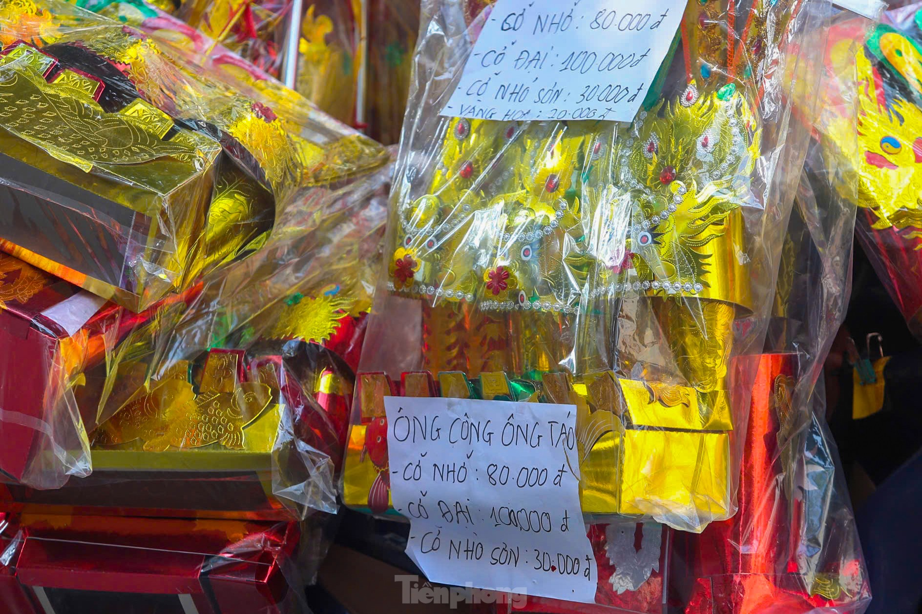 Tết ông Công ông Táo: Đồ cúng chế biến phong phú, gà ngậm hoa hồng giá 500.000đ/con - Ảnh 5.