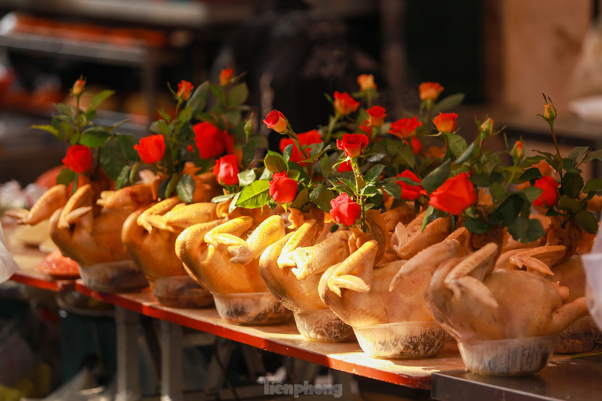 Tết ông Công ông Táo: Đồ cúng chế biến phong phú, gà ngậm hoa hồng giá 500.000đ/con - Ảnh 7.