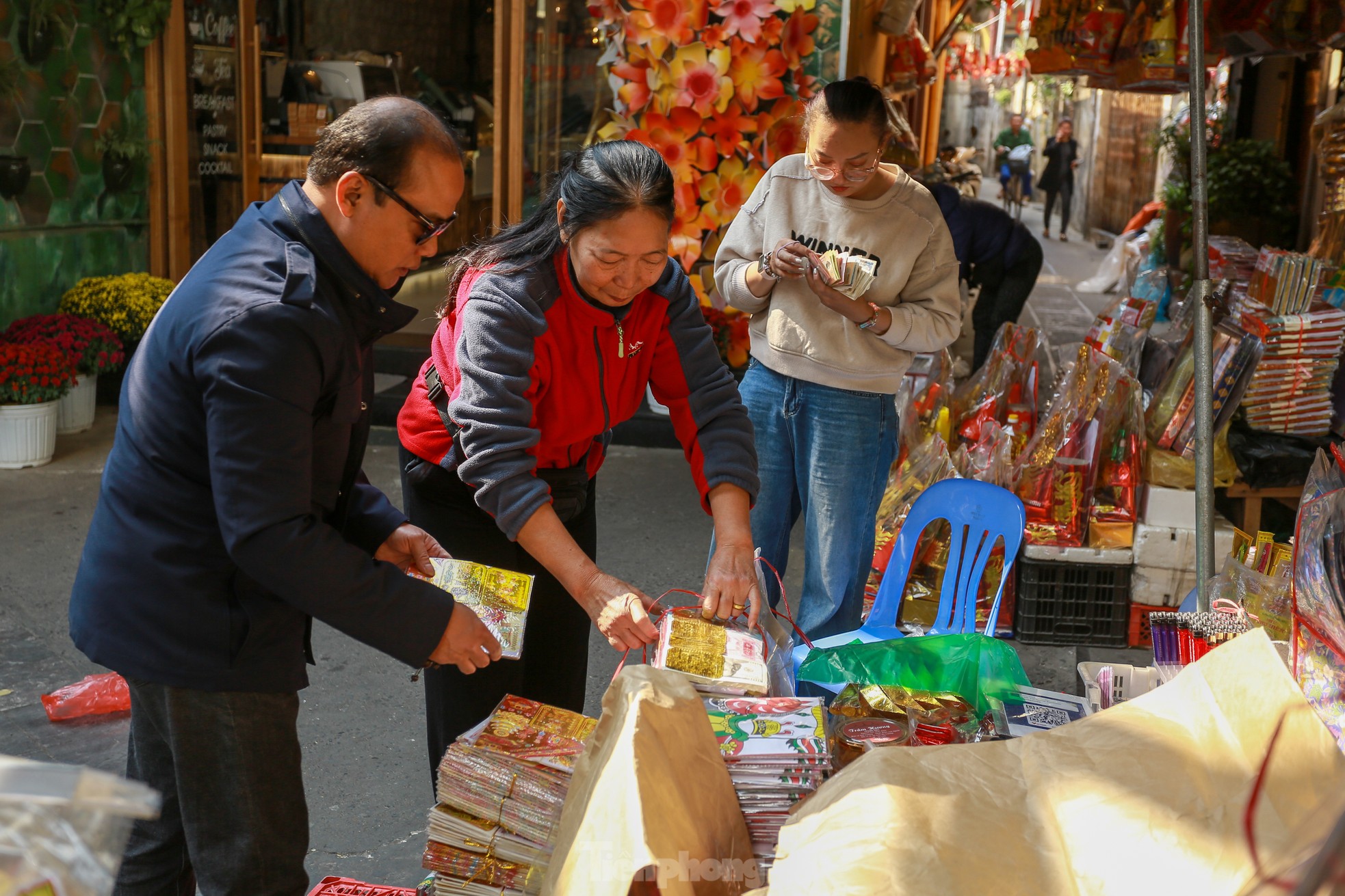 Tết ông Công ông Táo: Đồ cúng chế biến phong phú, gà ngậm hoa hồng giá 500.000đ/con - Ảnh 17.
