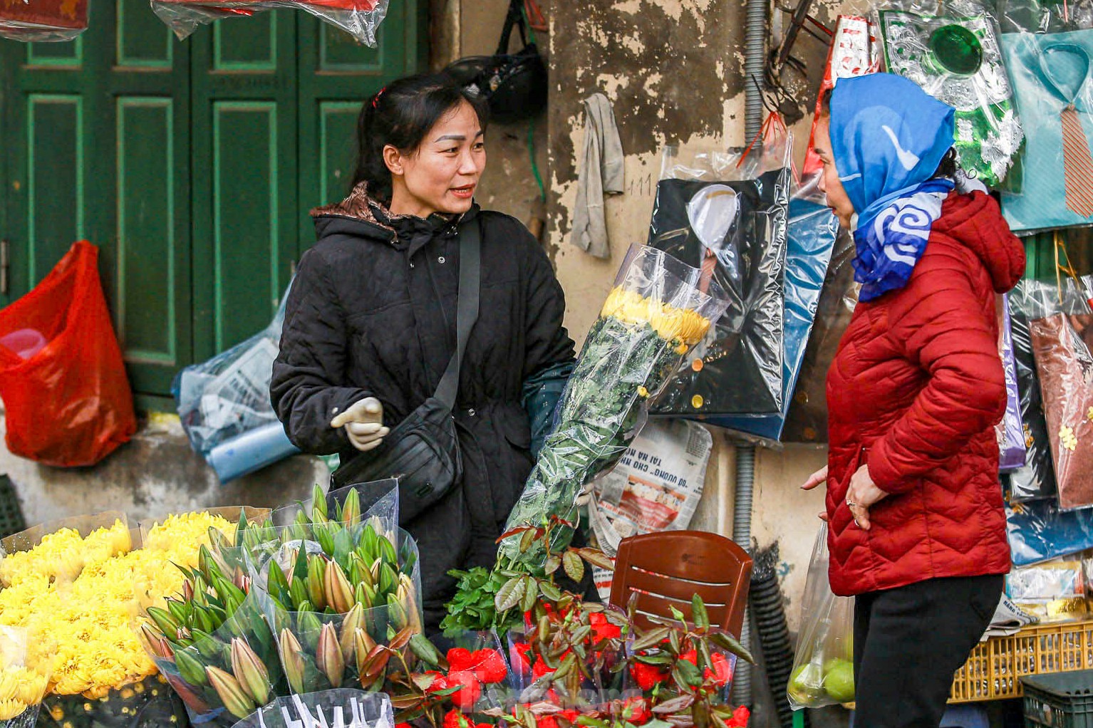 Tết ông Công ông Táo: Đồ cúng chế biến phong phú, gà ngậm hoa hồng giá 500.000đ/con - Ảnh 13.