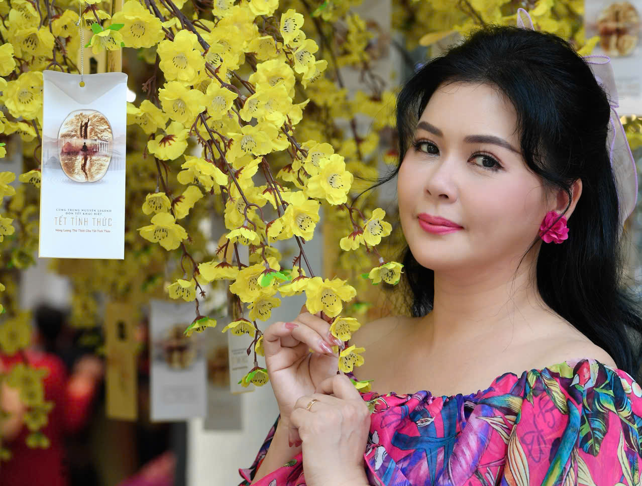 MC Quỳnh Giang chụp ảnh ở chợ Bến Th&agrave;nh sau bốn năm xa qu&ecirc;- Ảnh 2.