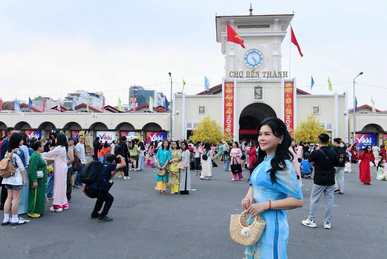 MC Quỳnh Giang chụp ảnh ở chợ Bến Th&agrave;nh sau bốn năm xa qu&ecirc;- Ảnh 5.