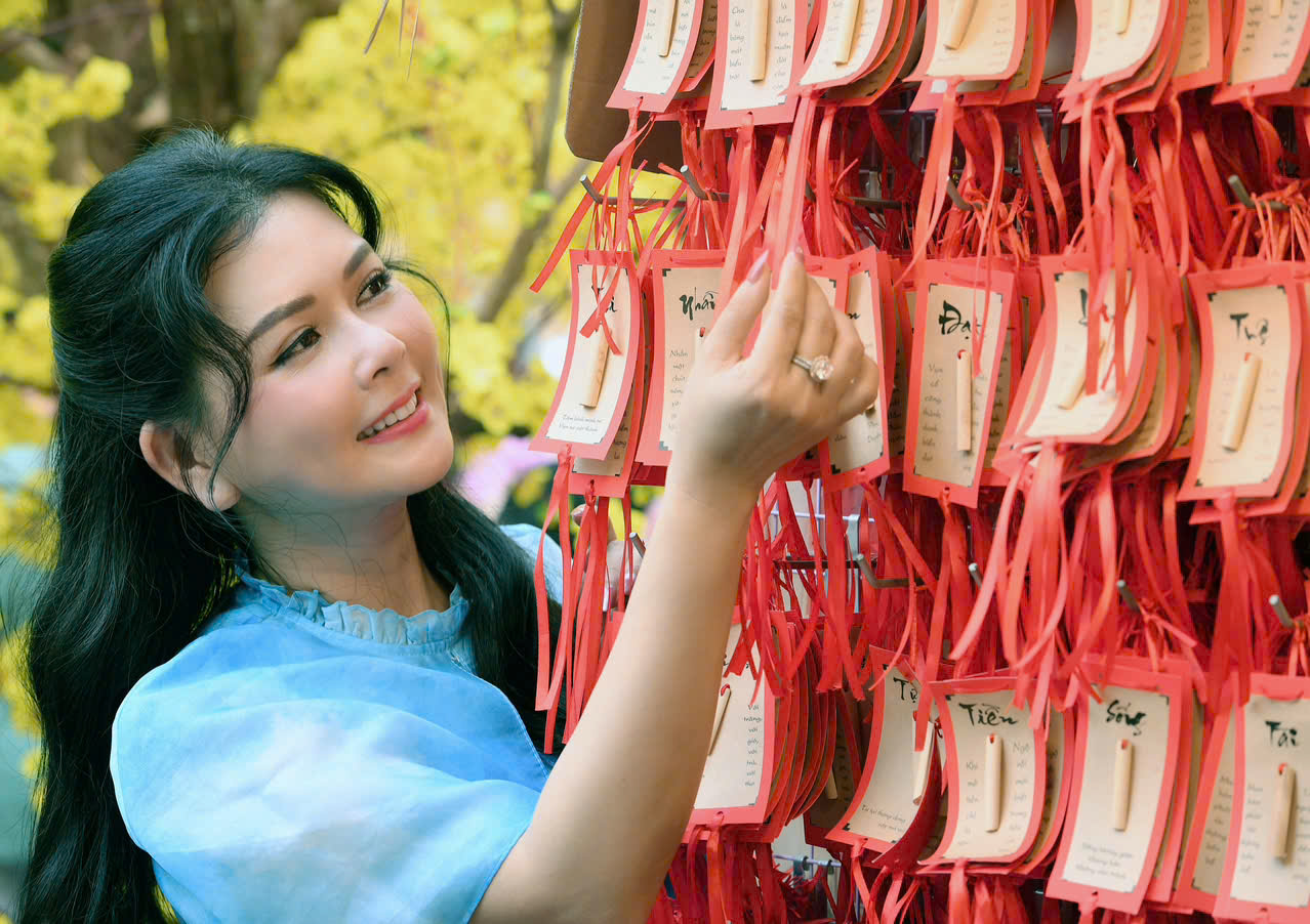 MC Quỳnh Giang chụp ảnh ở chợ Bến Th&agrave;nh sau bốn năm xa qu&ecirc;- Ảnh 6.