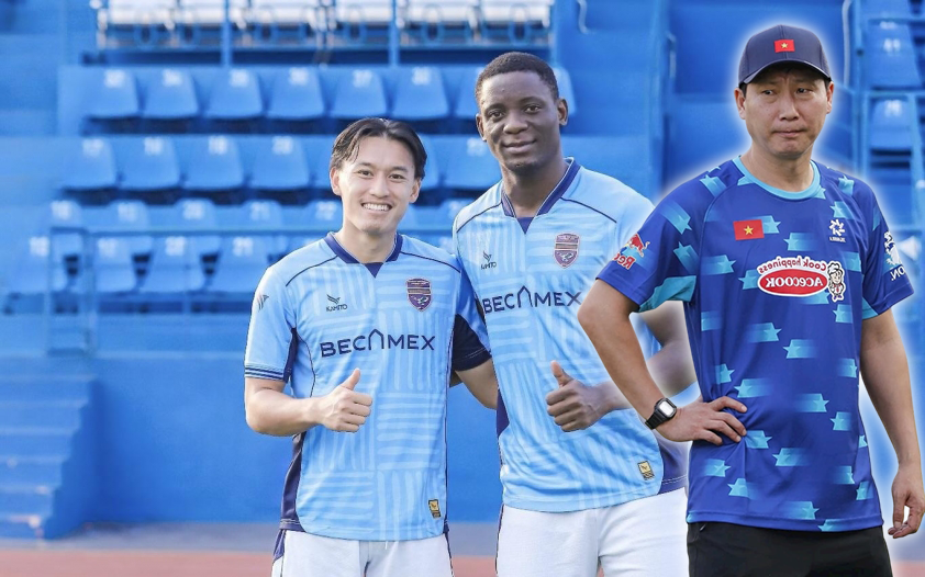 HLV Kim Sang-sik khiến phóng viên Hàn Quốc sửng sốt vì “hình ảnh đầy nóng bỏng” khi vừa trở lại Việt Nam - Ảnh 4.