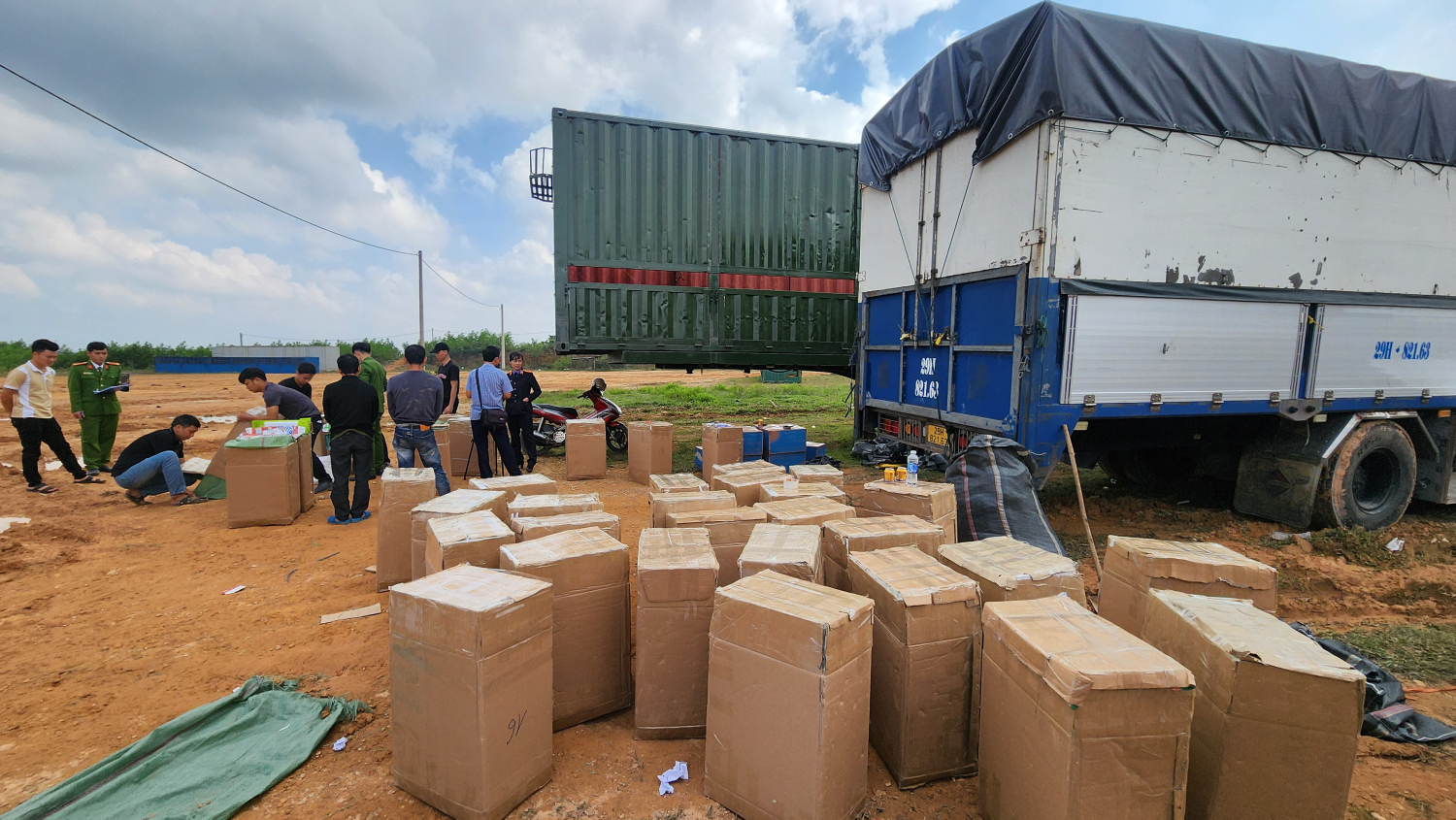 Bí mật vận chuyển hàng cấm vào Khánh Hòa bị phát hiện - Ảnh 1.