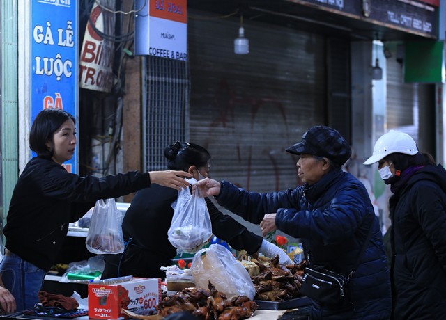 Người dân Hà Nội tấp nập sắm lễ ông Công ông Táo tại chợ hàng Bè từ sớm - Ảnh 3.