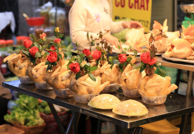 Người dân Hà Nội tấp nập sắm lễ ông Công ông Táo tại chợ hàng Bè từ sớm - Ảnh 6.