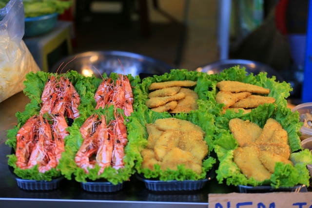 Người dân Hà Nội tấp nập sắm lễ ông Công ông Táo tại chợ hàng Bè từ sớm - Ảnh 5.