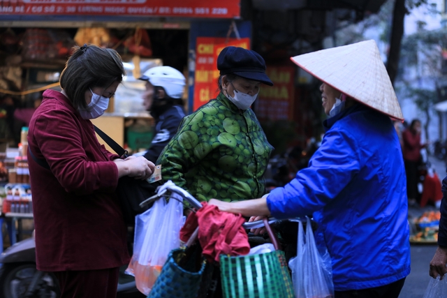 Người dân Hà Nội tấp nập sắm lễ ông Công ông Táo tại chợ hàng Bè từ sớm - Ảnh 11.
