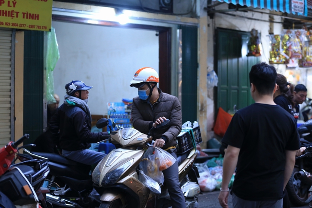 Người dân Hà Nội tấp nập sắm lễ ông Công ông Táo tại chợ hàng Bè từ sớm - Ảnh 10.