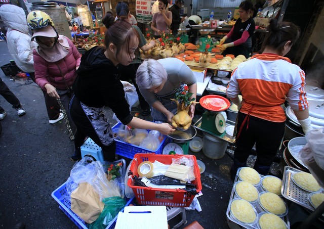 Người dân Hà Nội tấp nập sắm lễ ông Công ông Táo tại chợ hàng Bè từ sớm - Ảnh 8.