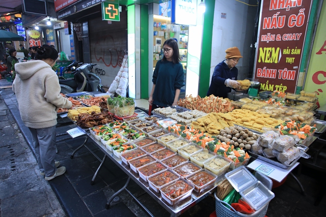 Người dân Hà Nội tấp nập sắm lễ ông Công ông Táo tại chợ hàng Bè từ sớm - Ảnh 4.