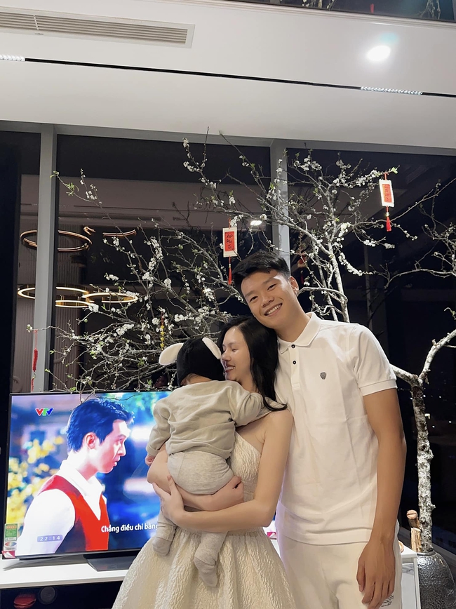 Thích cái cách Thành Chung si mê vợ hotgirl, 7 năm bên nhau vẫn một ánh mắt chiều chuộng, viên mãn với 2 căn nhà- Ảnh 2. Thích cái cách Thành Chung si mê vợ hotgirl, 7 năm bên nhau vẫn một ánh mắt chiều chuộng, viên mãn với 2 căn nhà- Ảnh 2.