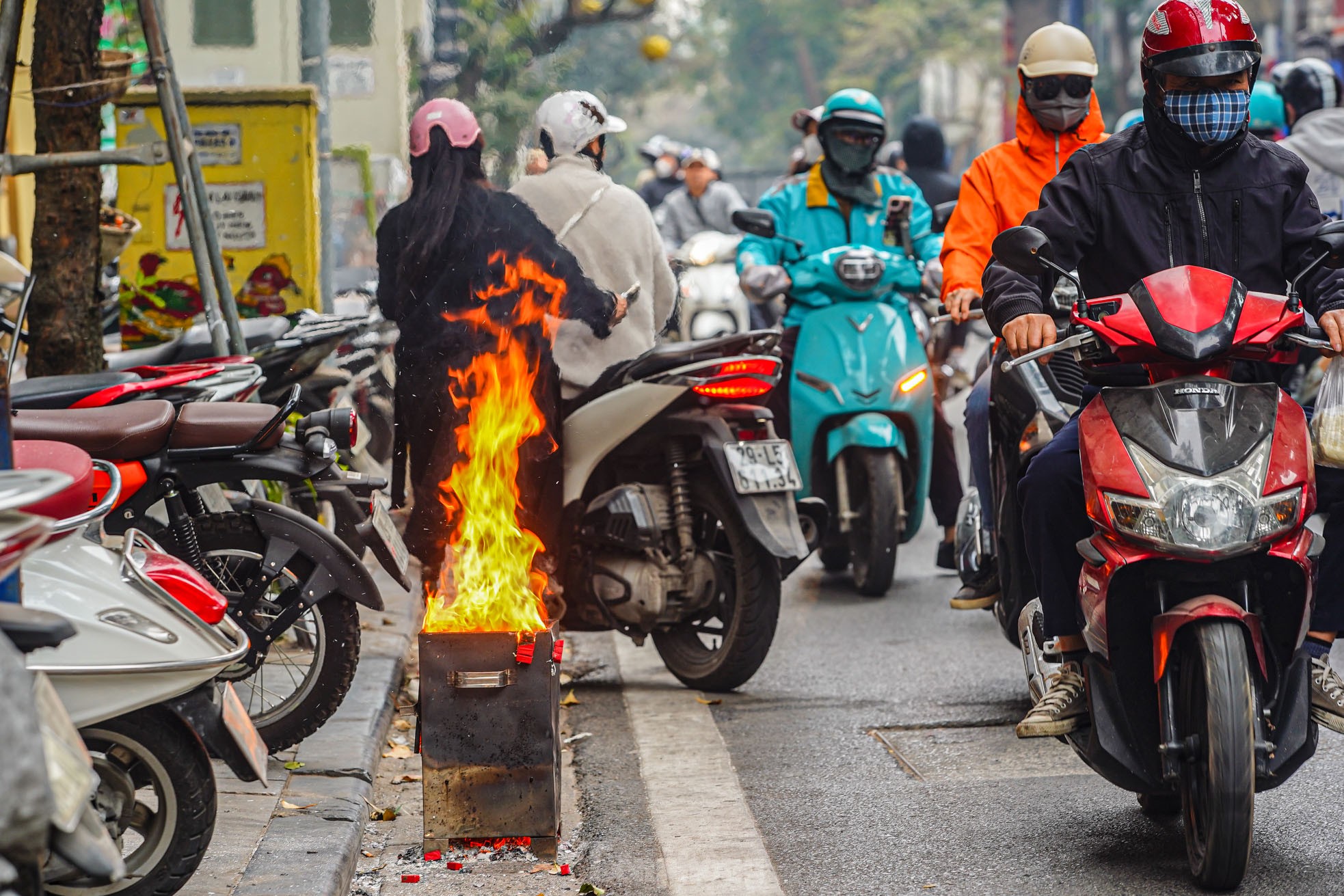 Đốt vàng mã phố cổ Hà Nội: Tục lệ hay mối nguy môi trường? - Ảnh 11.