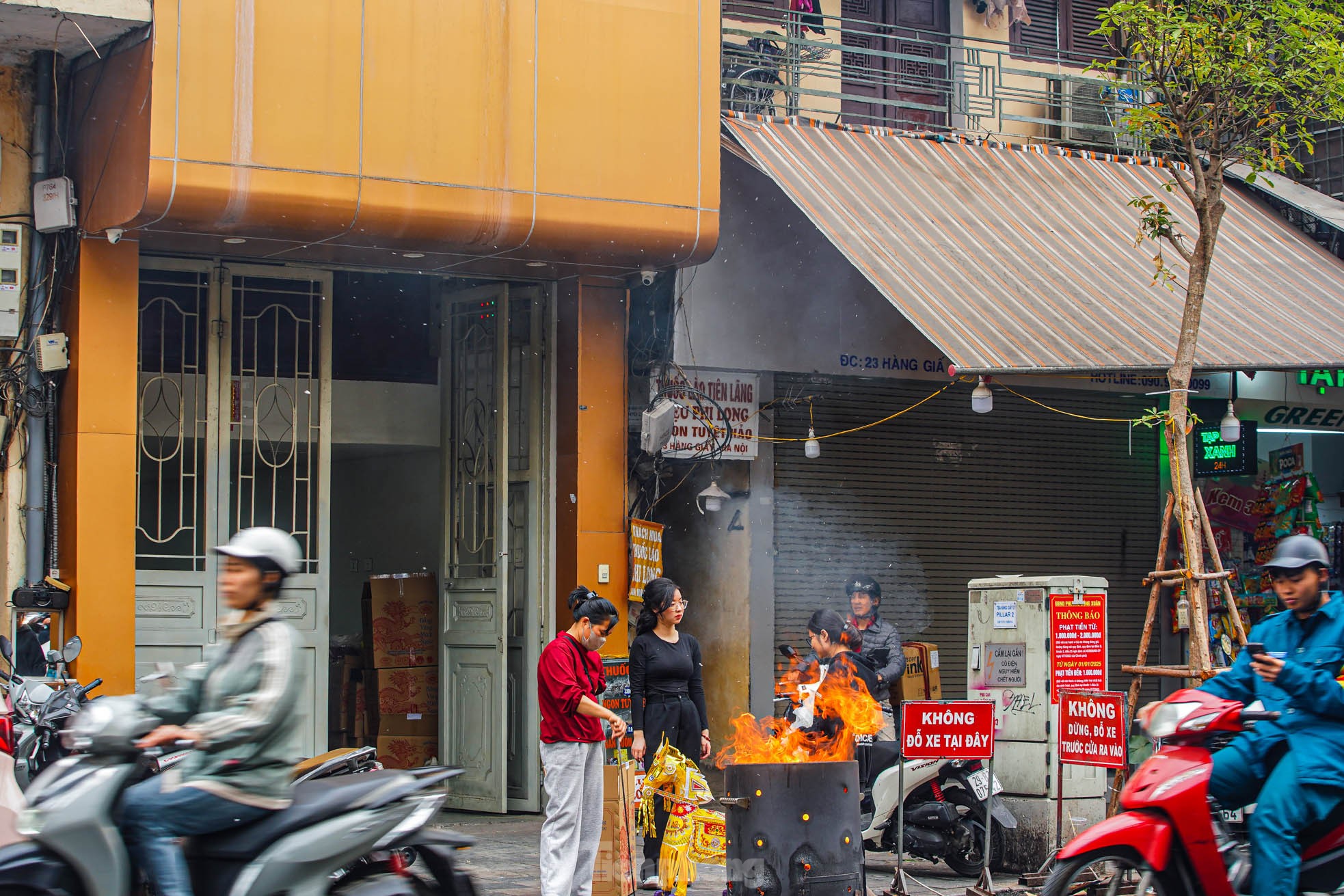 Đốt vàng mã phố cổ Hà Nội: Tục lệ hay mối nguy môi trường? - Ảnh 13.