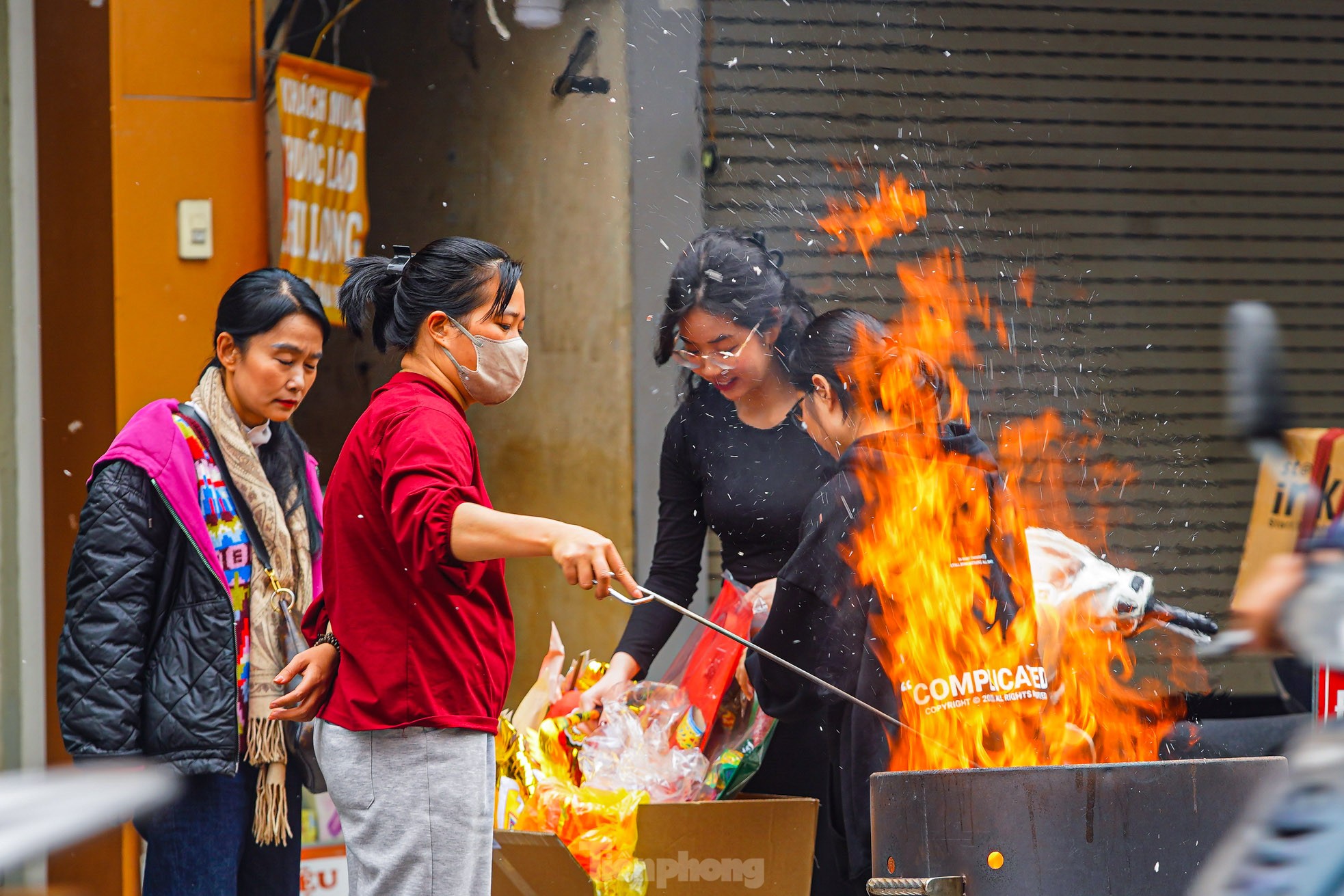 Đốt vàng mã phố cổ Hà Nội: Tục lệ hay mối nguy môi trường? - Ảnh 15.