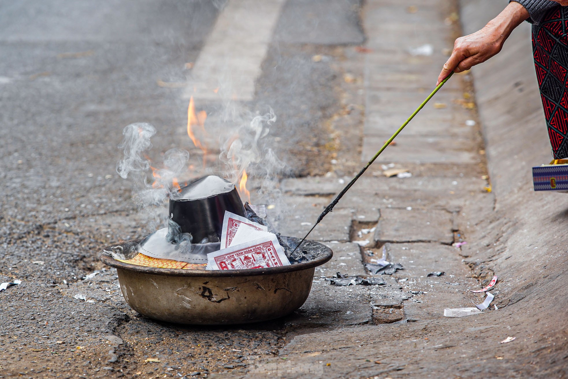 Đốt vàng mã phố cổ Hà Nội: Tục lệ hay mối nguy môi trường? - Ảnh 17.