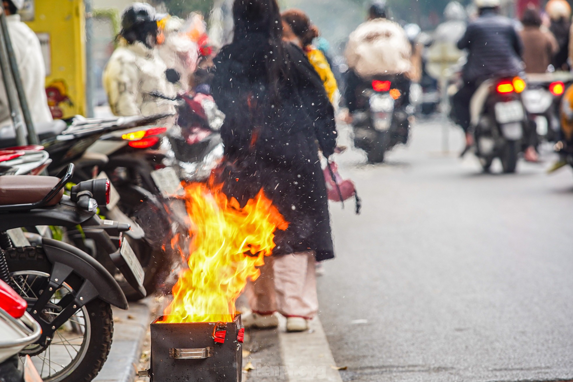 Đốt vàng mã phố cổ Hà Nội: Tục lệ hay mối nguy môi trường? - Ảnh 20.