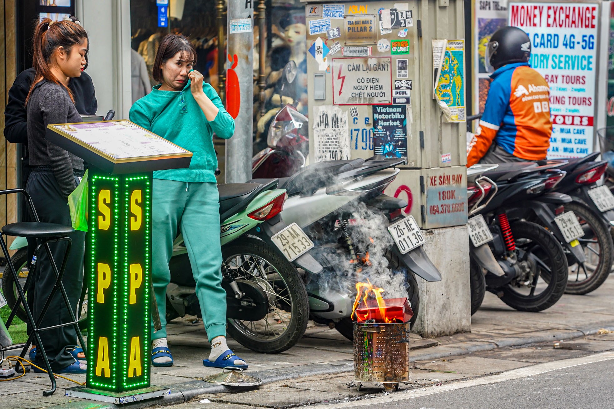 Đốt vàng mã phố cổ Hà Nội: Tục lệ hay mối nguy môi trường? - Ảnh 22.