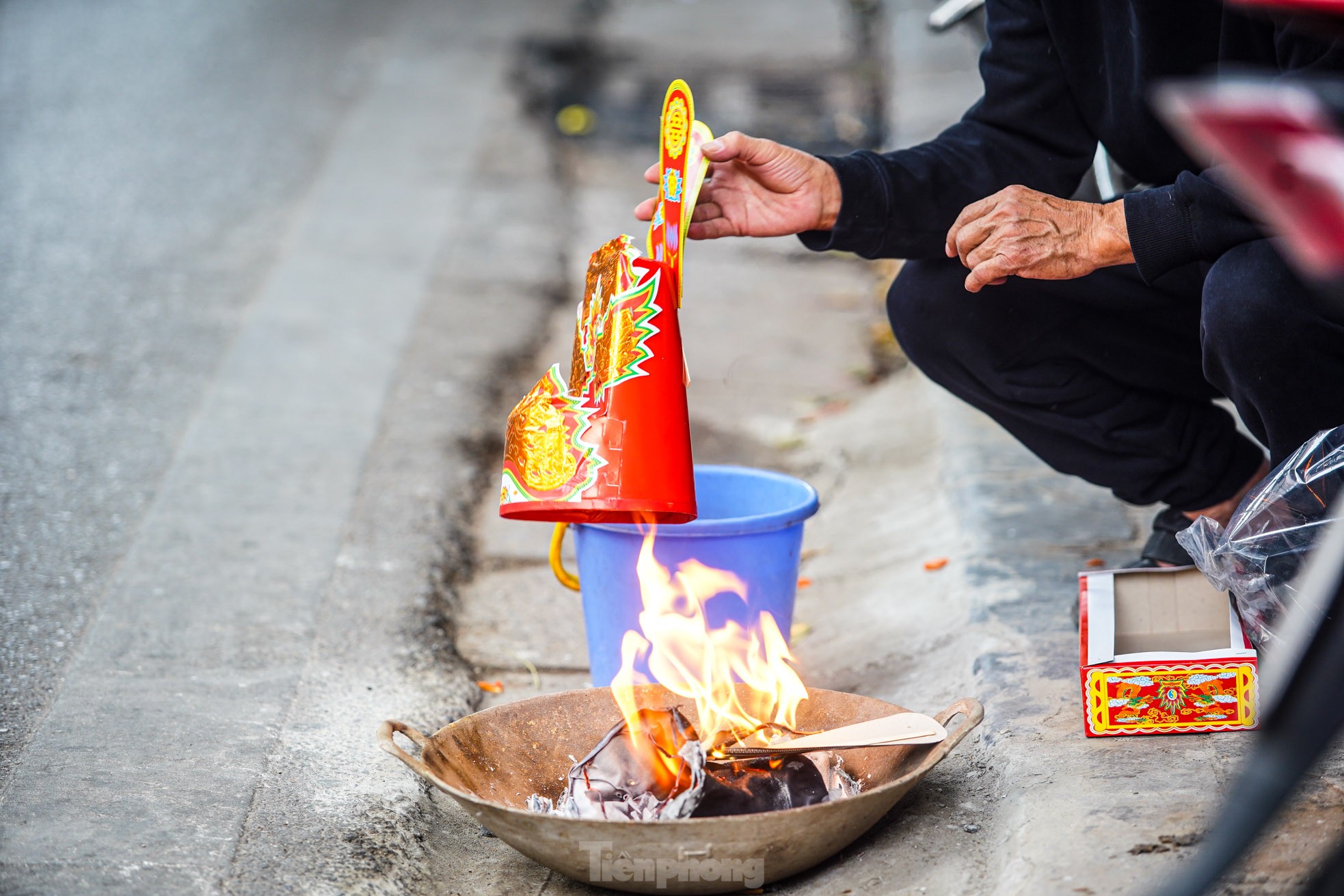 Đốt vàng mã phố cổ Hà Nội: Tục lệ hay mối nguy môi trường? - Ảnh 2.