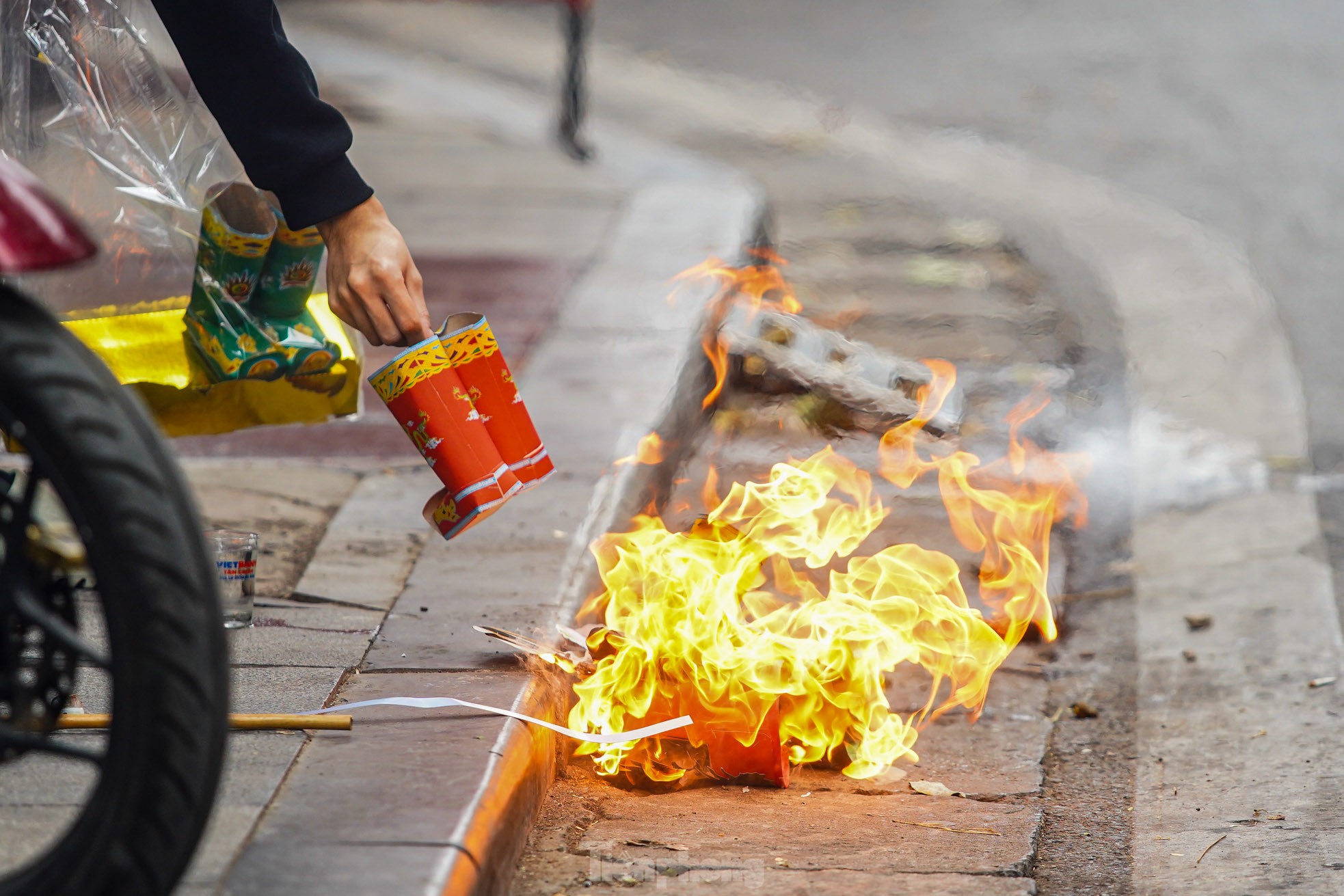 Đốt vàng mã phố cổ Hà Nội: Tục lệ hay mối nguy môi trường? - Ảnh 3.