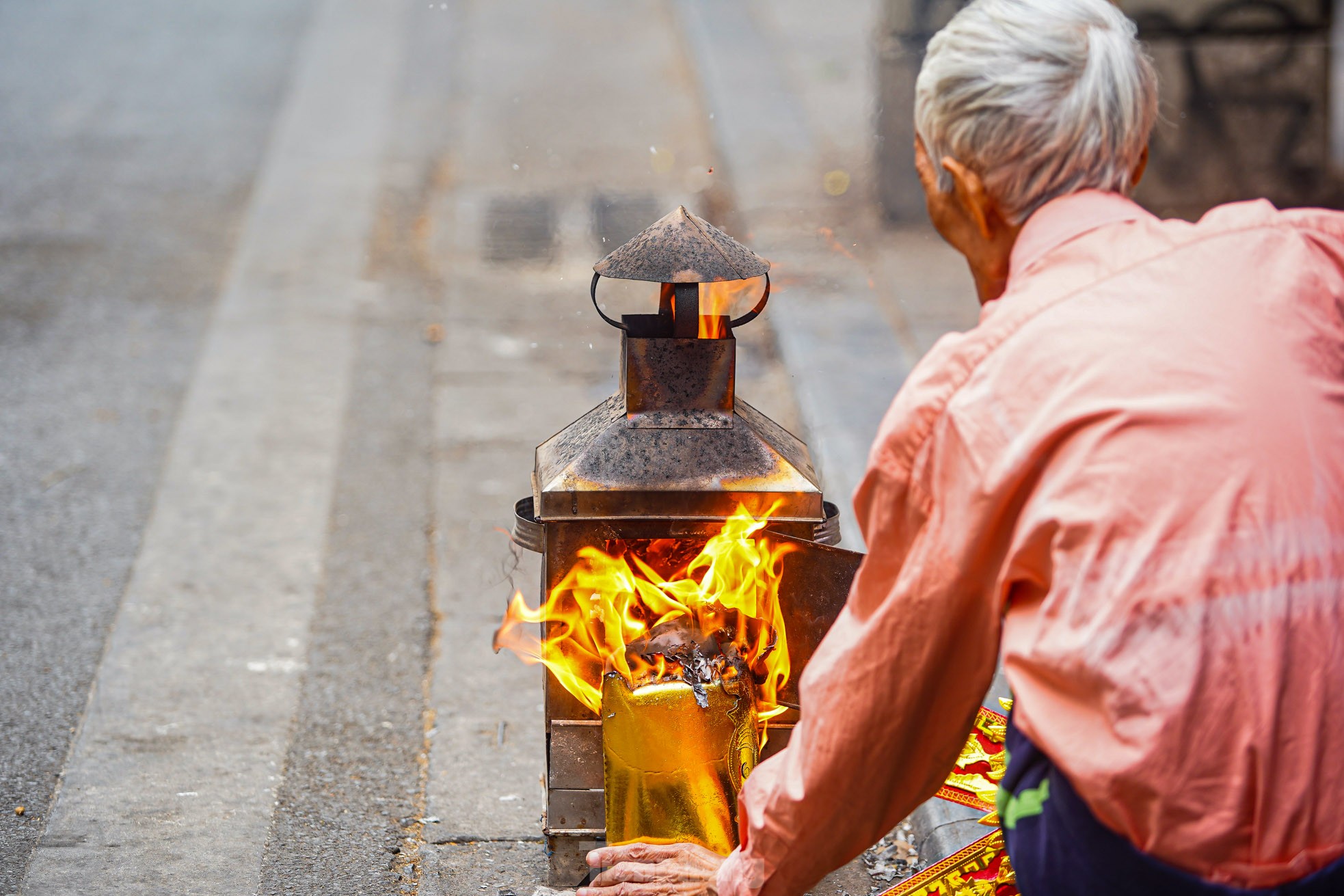 Đốt vàng mã phố cổ Hà Nội: Tục lệ hay mối nguy môi trường? - Ảnh 7.