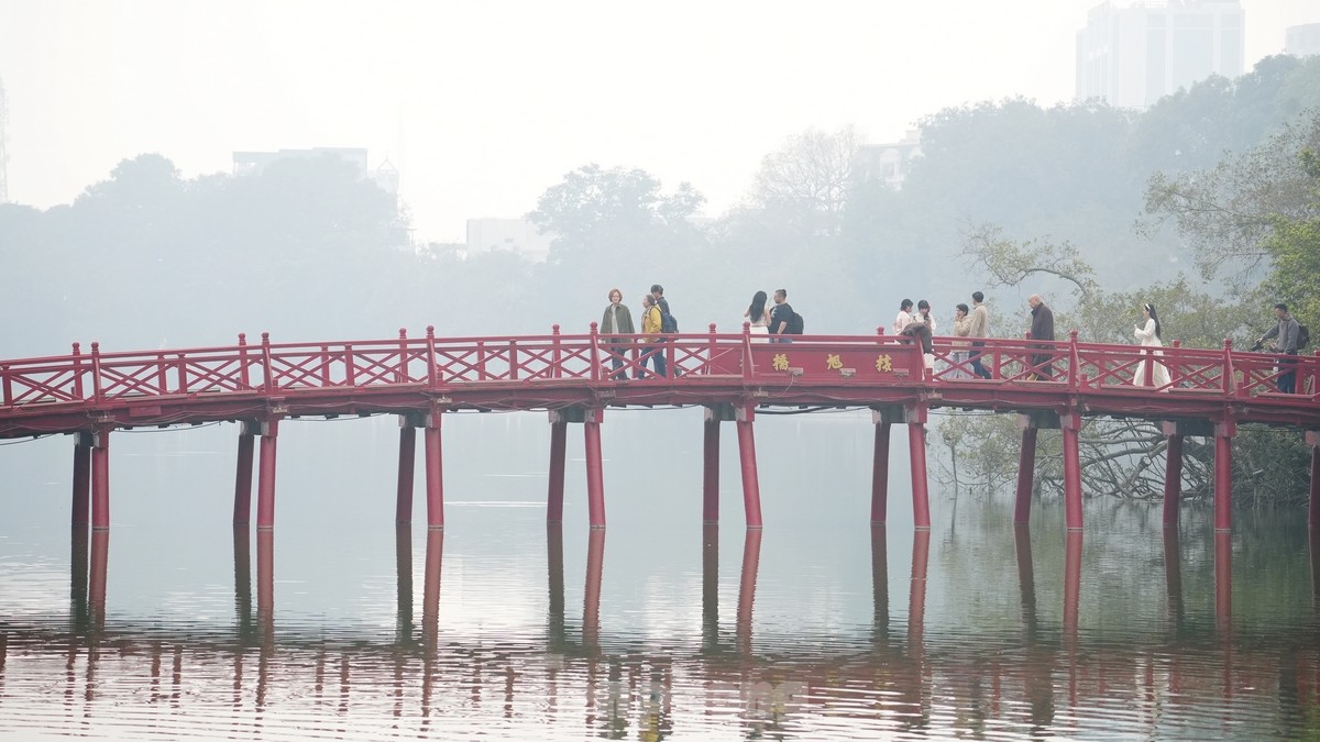 Hà Nội ô nhiễm không khí nghiêm trọng làm mờ mịt bầu trời chiều và sức khỏe bị ảnh hưởng - Ảnh 1.