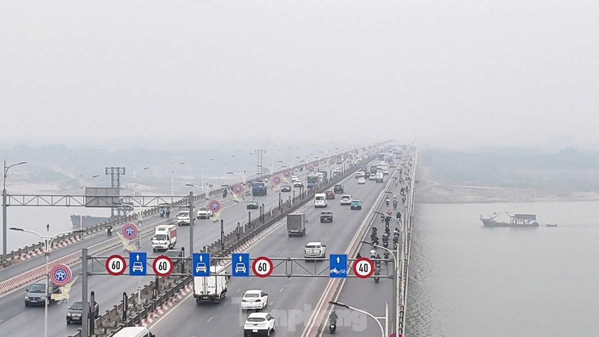 Hà Nội ô nhiễm không khí nghiêm trọng làm mờ mịt bầu trời chiều và sức khỏe bị ảnh hưởng - Ảnh 4.