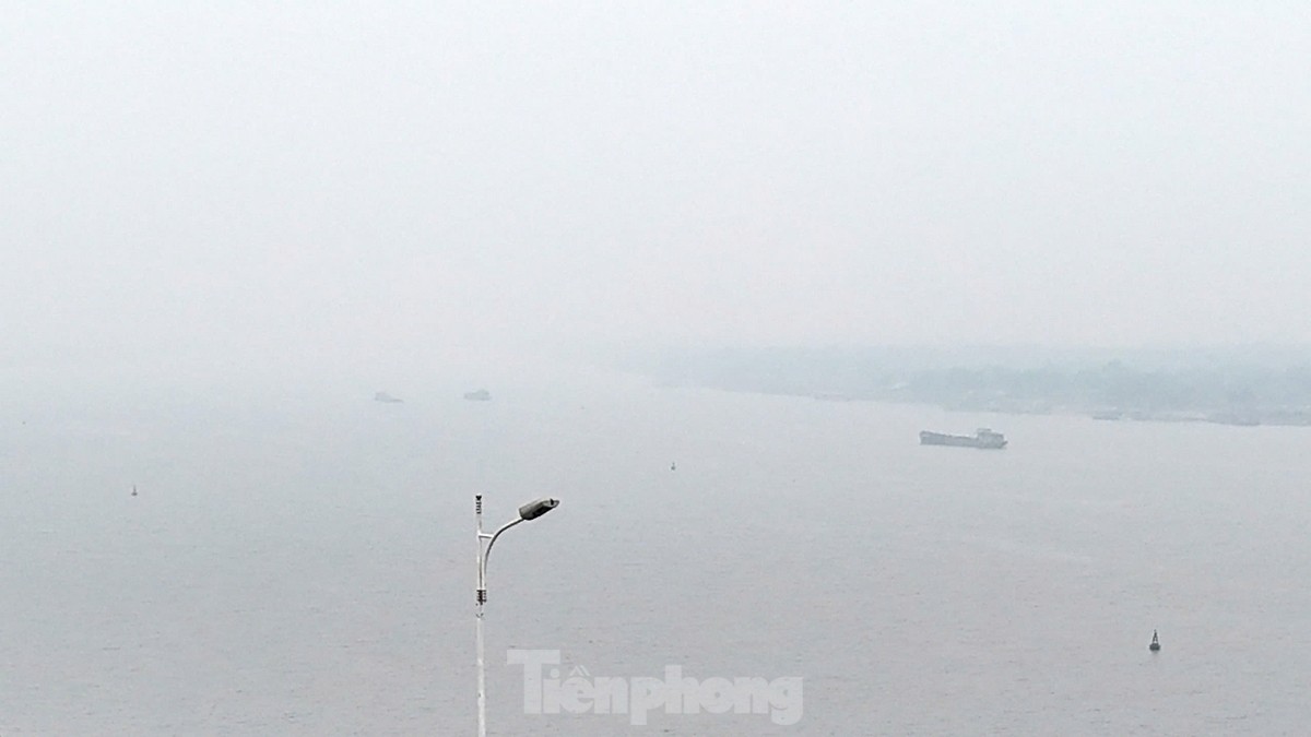 Hà Nội ô nhiễm không khí nghiêm trọng làm mờ mịt bầu trời chiều và sức khỏe bị ảnh hưởng - Ảnh 5.